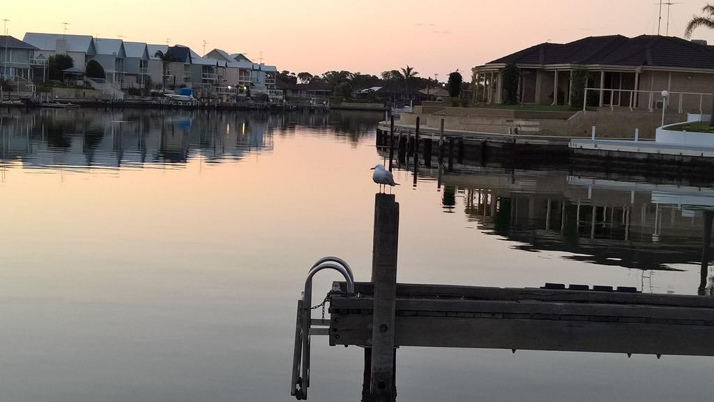 Waterside Canal Dreams Villa Mandurah Bagian luar foto